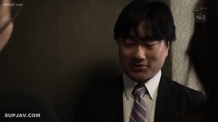 I unexpectedly ended up sharing a room with my two beautiful bosses at a hotel on a business trip... A miraculous night where I had double J-cup breasts squeezed between my legs until the morning, Mei Washio, Hikaru Nagi